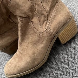 Woman’s brown boots size 8